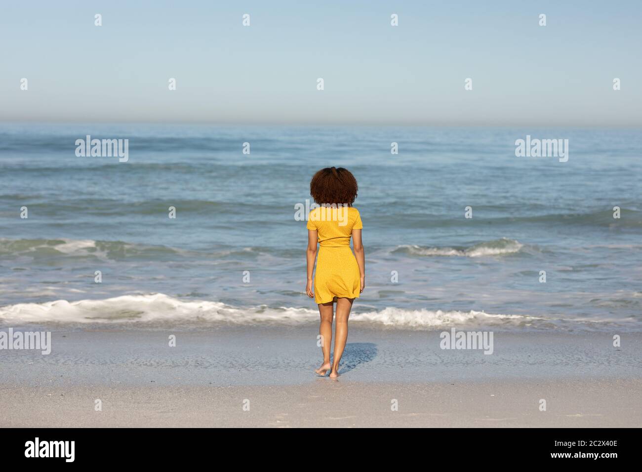 Mixed Race Frau genießen ihre Zeit am Strand Stockfoto