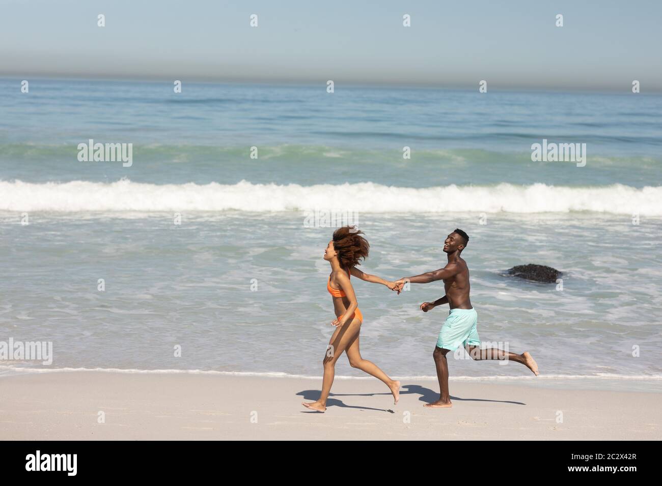 Glückliches Paar, das Zeit zusammen am Strand verbringt Stockfoto