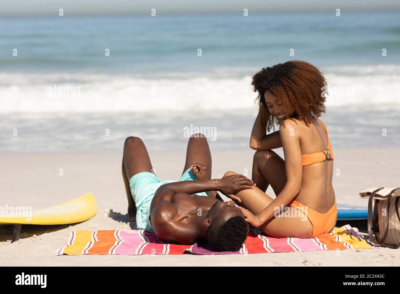 Glückliches Paar, das Zeit zusammen am Strand verbringt Stockfoto