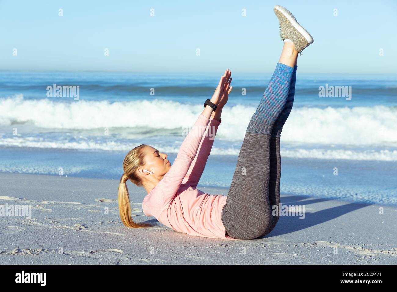 Kaukasische Frau Ausübung Meer Stockfoto