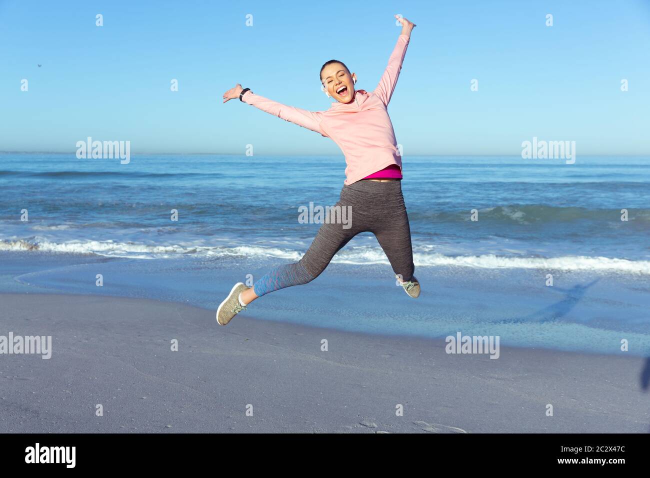 Kaukasische Frau, die Zeit am Meer mit Sportkleidung Stockfoto