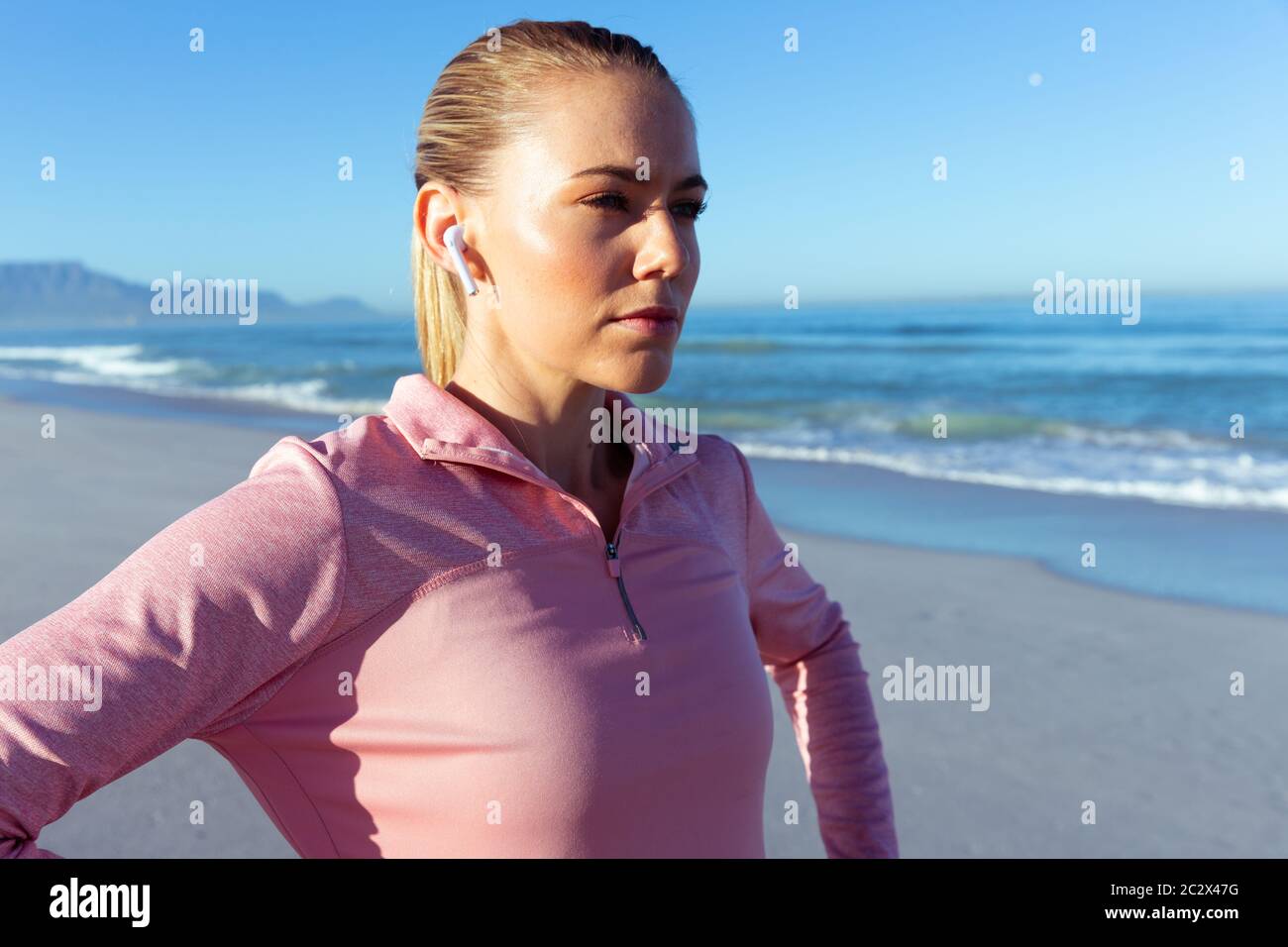 Kaukasische Frau atmen frische Luft am Meer nach dem Üben Stockfoto