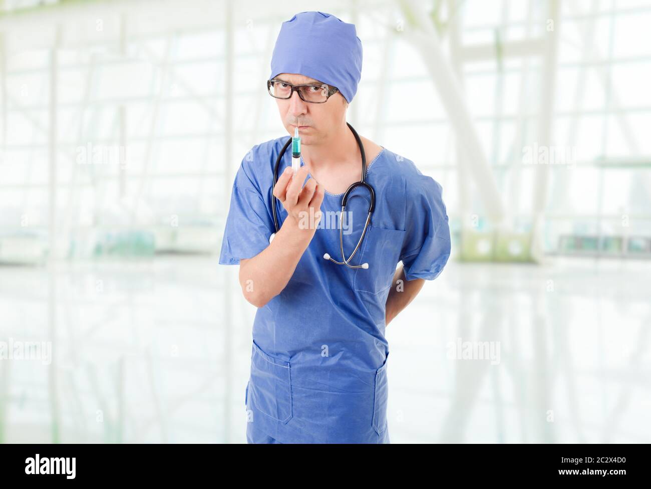 Mad Arzt mit einer Spritze am Krankenhaus Stockfoto