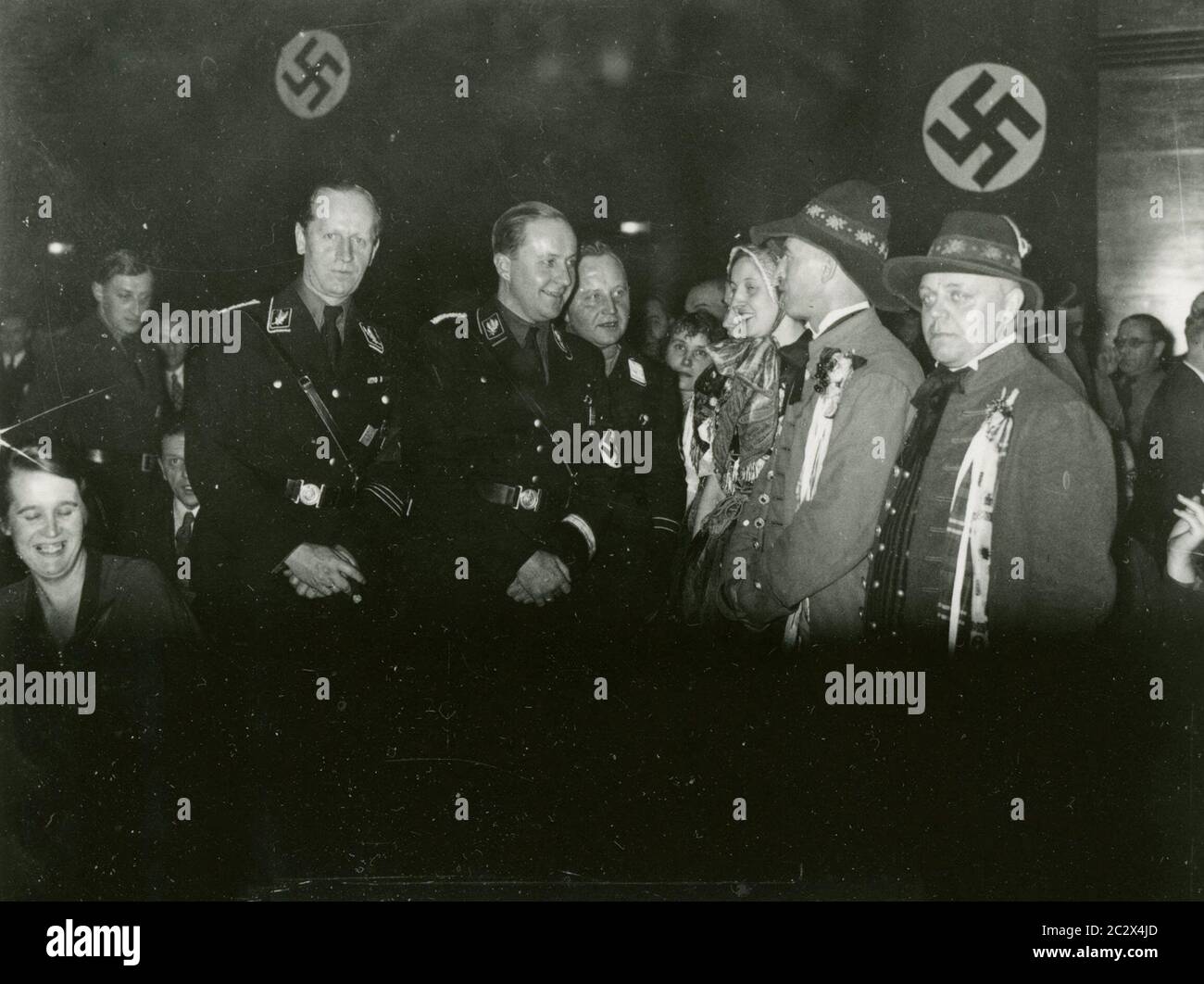 Reichsbauerntag - Wirtschaftsminister Schmidt u. Reichsminister Darre Heinrich Hoffmann fotografiert 1933 Adolf Hitlers offizieller Fotograf und ein Nazi-Politiker und Verleger, der Mitglied des intimen Hitlerkreises war. Stockfoto