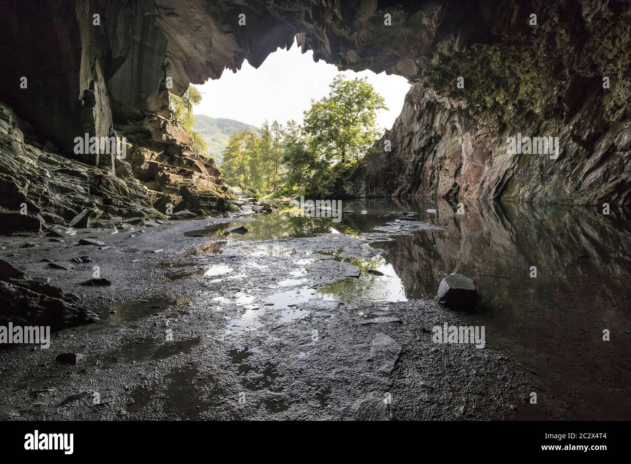 Blick von innen auf die ausgediente Rydal Quarry Caves, Loughrigg Fell, Lake District, Cumbria, Großbritannien Stockfoto