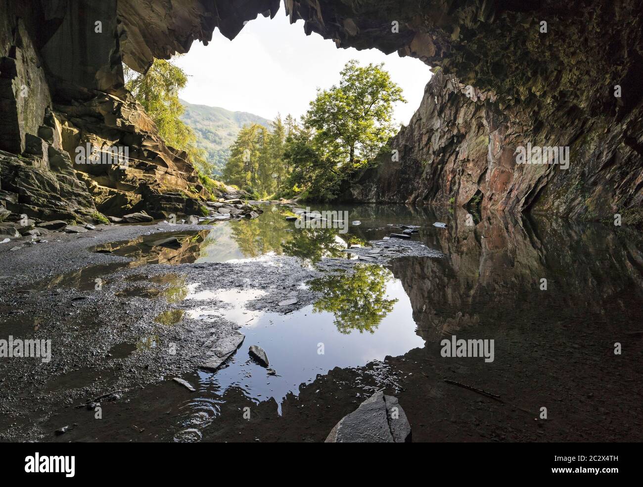 Blick von innen auf die ausgediente Rydal Quarry Caves, Loughrigg Fell, Lake District, Cumbria, Großbritannien Stockfoto