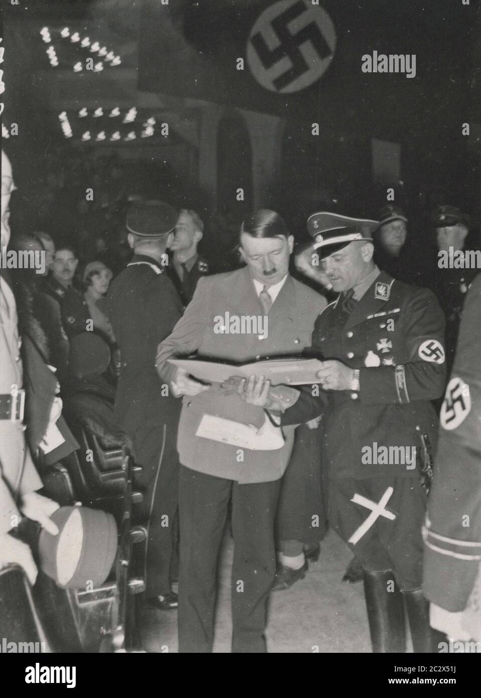 Sepp Dietrich, Koma Kommandant der Leibstandarte SS Adolf Hitler mit Adolf Hitler Heinrich Hoffmann fotografiert 1933 Adolf Hitlers offizieller Fotograf und ein Nazi-Politiker und Verleger, der Mitglied des intimen Hitlerkreises war. Stockfoto
