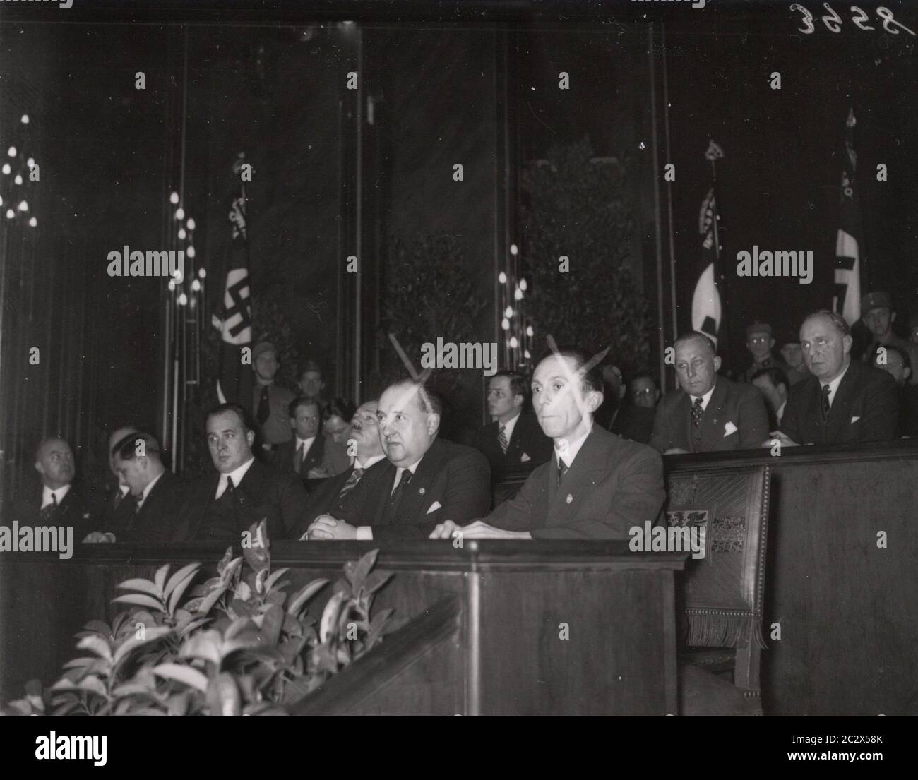 Treffen in der Krolloper Berlin - Goebbels spricht Heinrich Hoffmann Fotografien 1933 Adolf Hitlers offizieller Fotograf und ein Nazi-Politiker und Verleger, der Mitglied des intimen Hitlerkreises war. Stockfoto