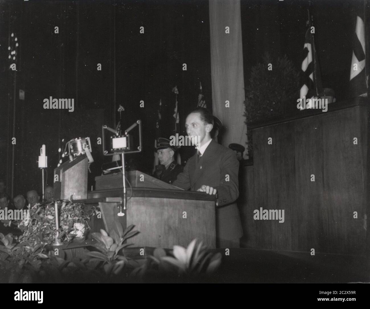 Treffen in der Krolloper Berlin - Goebbels spricht Heinrich Hoffmann Fotografien 1933 Adolf Hitlers offizieller Fotograf und ein Nazi-Politiker und Verleger, der Mitglied des intimen Hitlerkreises war. Stockfoto