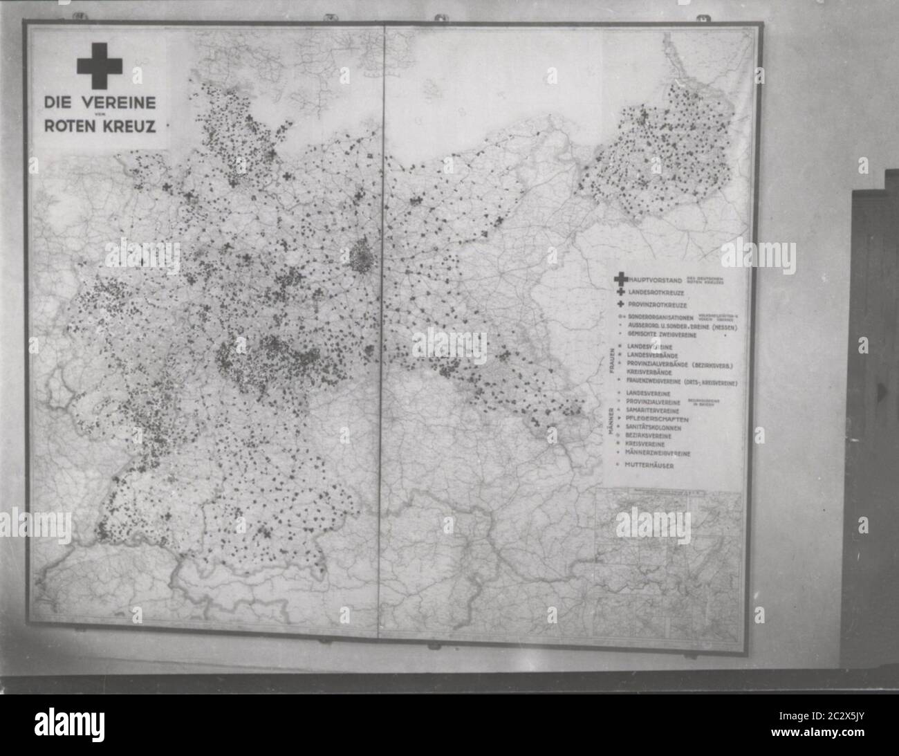 Deutsches Rotes Kreuz Heinrich Hoffmann fotografiert 1933 Adolf Hitlers offizieller Fotograf und ein Nazi-Politiker und Verleger, der Mitglied des intimen Hitlerkreises war. Stockfoto