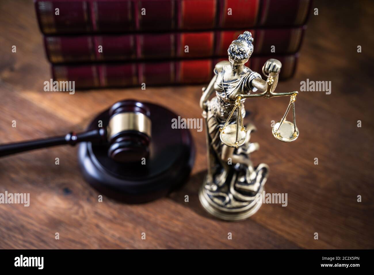 Holz-Gavel Auf Dem Buch Mit Goldener Skala Auf Dem Tisch Stockfoto