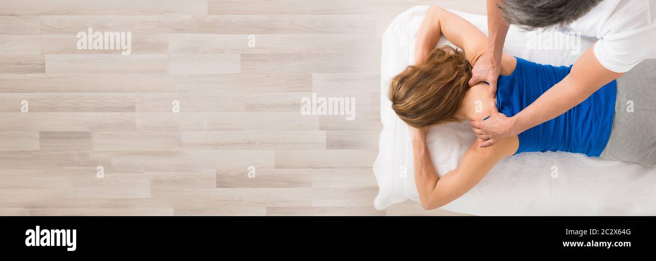 Hohe Betrachtungswinkel von Frau empfangende Stelle Massage im Spa Stockfoto