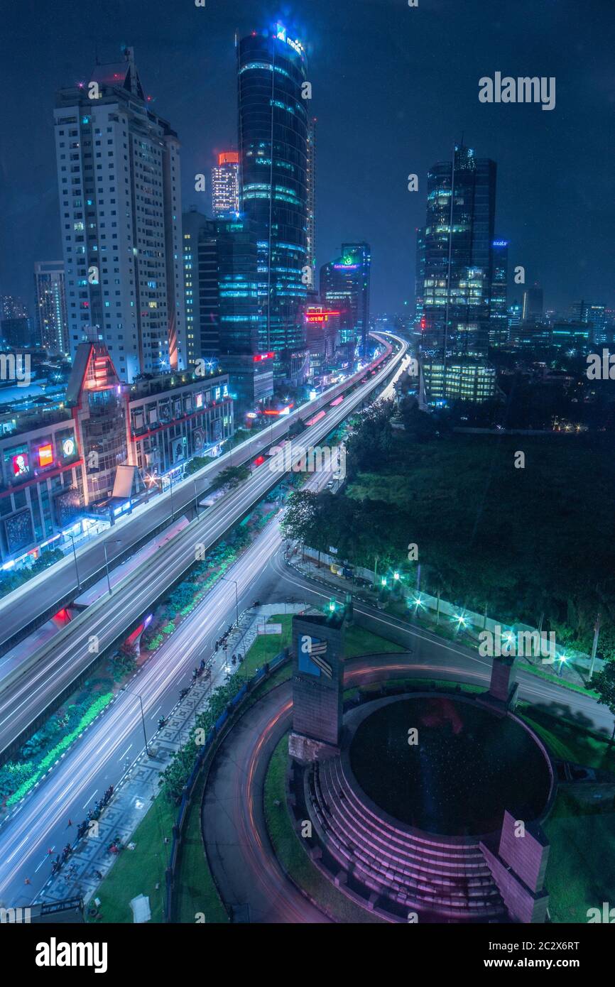 Beobachten Sie, wie sich der Tag in die Nacht verwandelt im Mega Kuningan Jakarta als einem der Geschäftsviertel Stockfoto