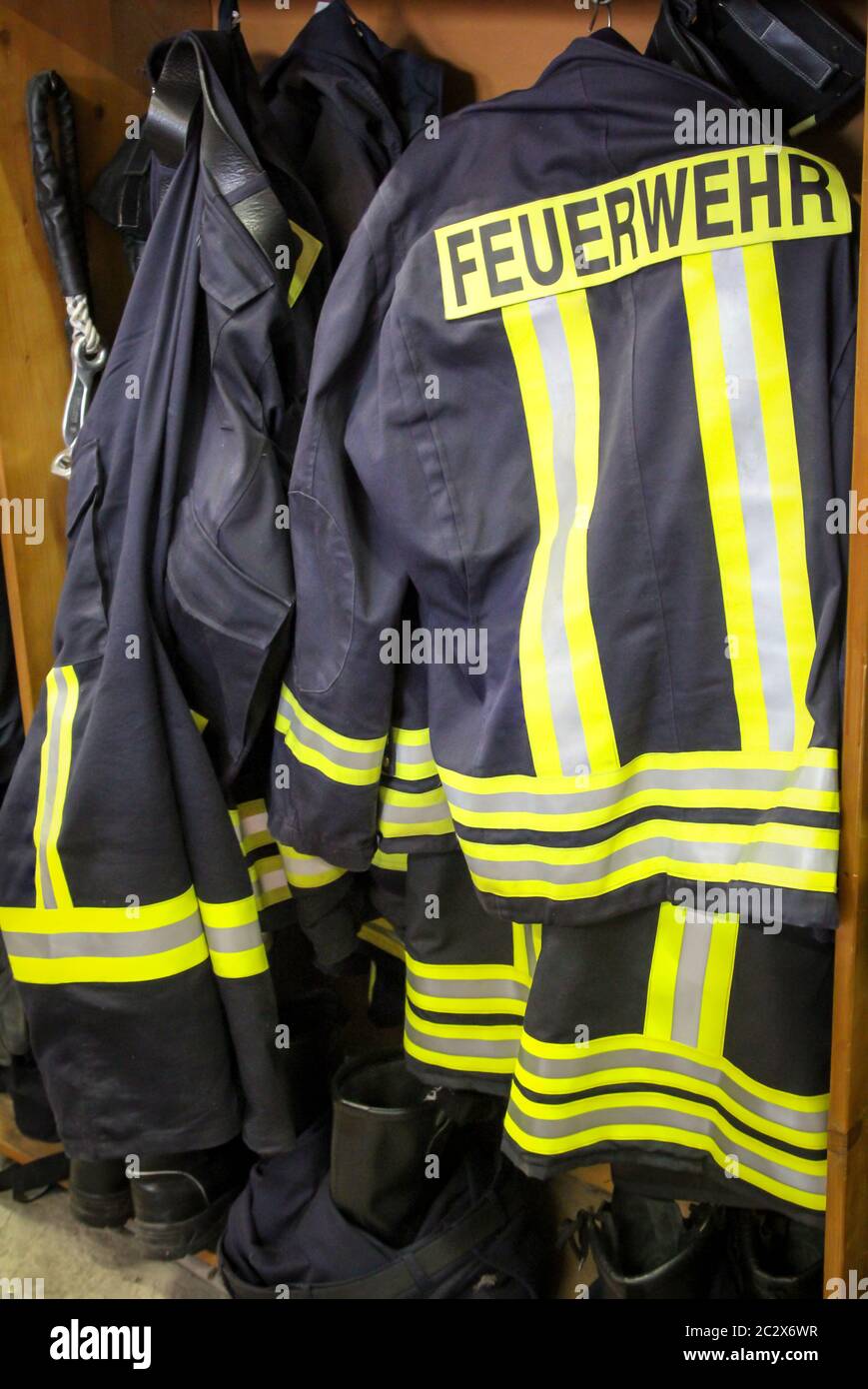 Feuerwehrkleidung, Anzüge, Schutzanzüge bereit zu tragen Stockfotografie -  Alamy