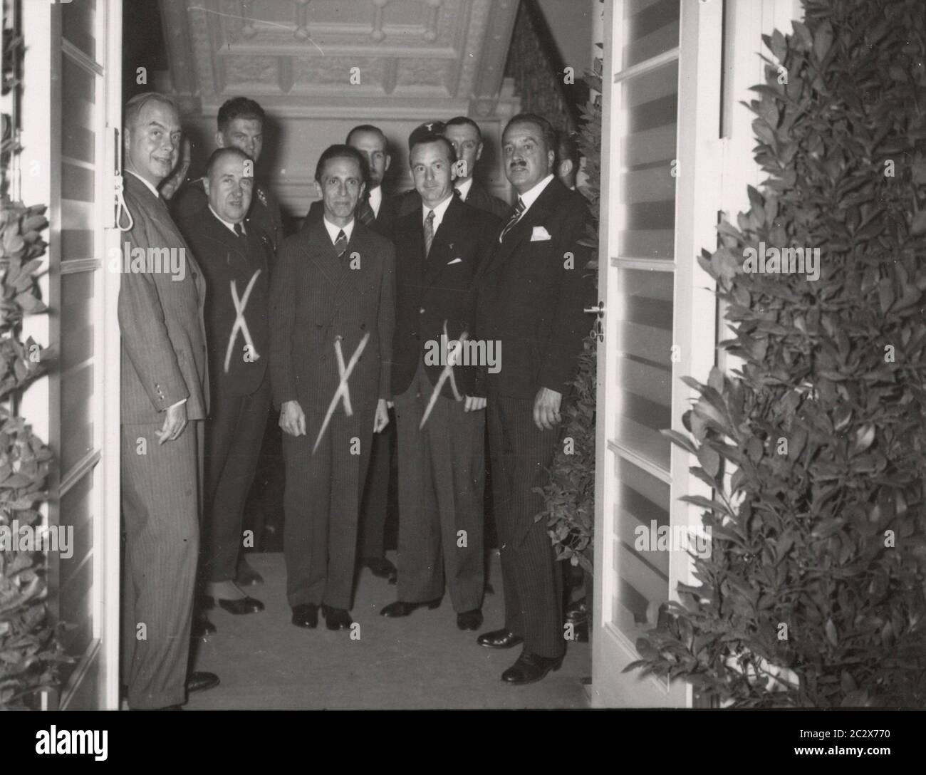 Pressekonferenz im Propagandaministerium - Funk, Goebbels, Otto Dietrich Heinrich Hoffmann Fotografien 1933 Adolf Hitlers offizieller Fotograf und ein Nazi-Politiker und Verleger, der Mitglied des intime Zirkels Hitlers war. Stockfoto