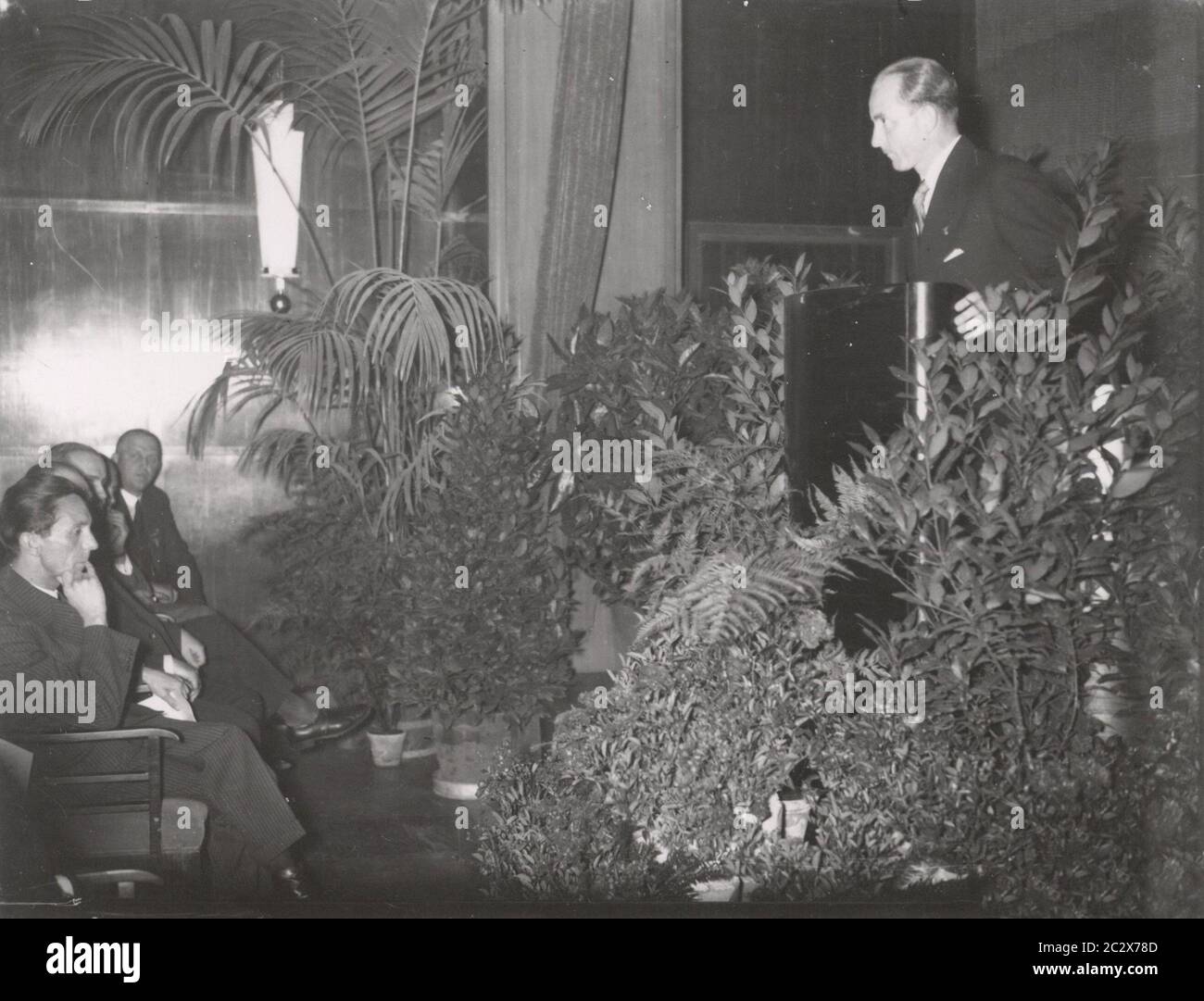 Dr. Otto Dietrich - Reichspressechef Heinrich Hoffmann fotografiert 1933 Adolf Hitlers offizieller Fotograf und ein Nazi-Politiker und Verleger, der Mitglied des intimen Hitlerkreises war. Stockfoto