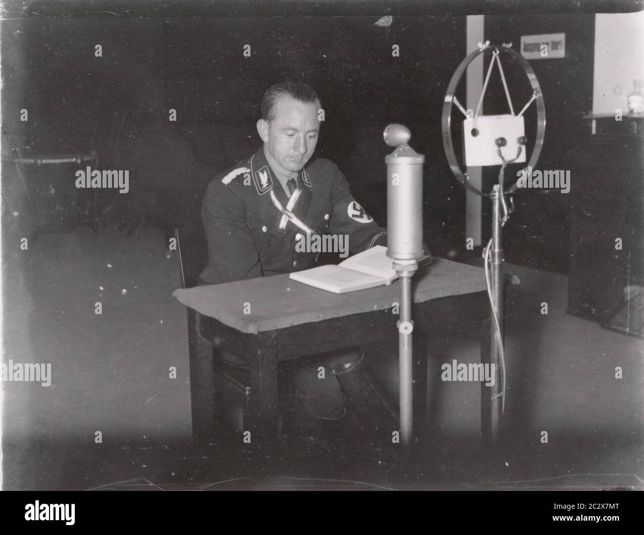 Reichspressechef Dr. Otto Dietrich bei einer Radiorede Heinrich Hoffmann fotografiert 1933 Adolf Hitlers offizieller Fotograf und ein Nazi-Politiker und Verleger, der Mitglied des intimen Hitlerkreises war. Stockfoto