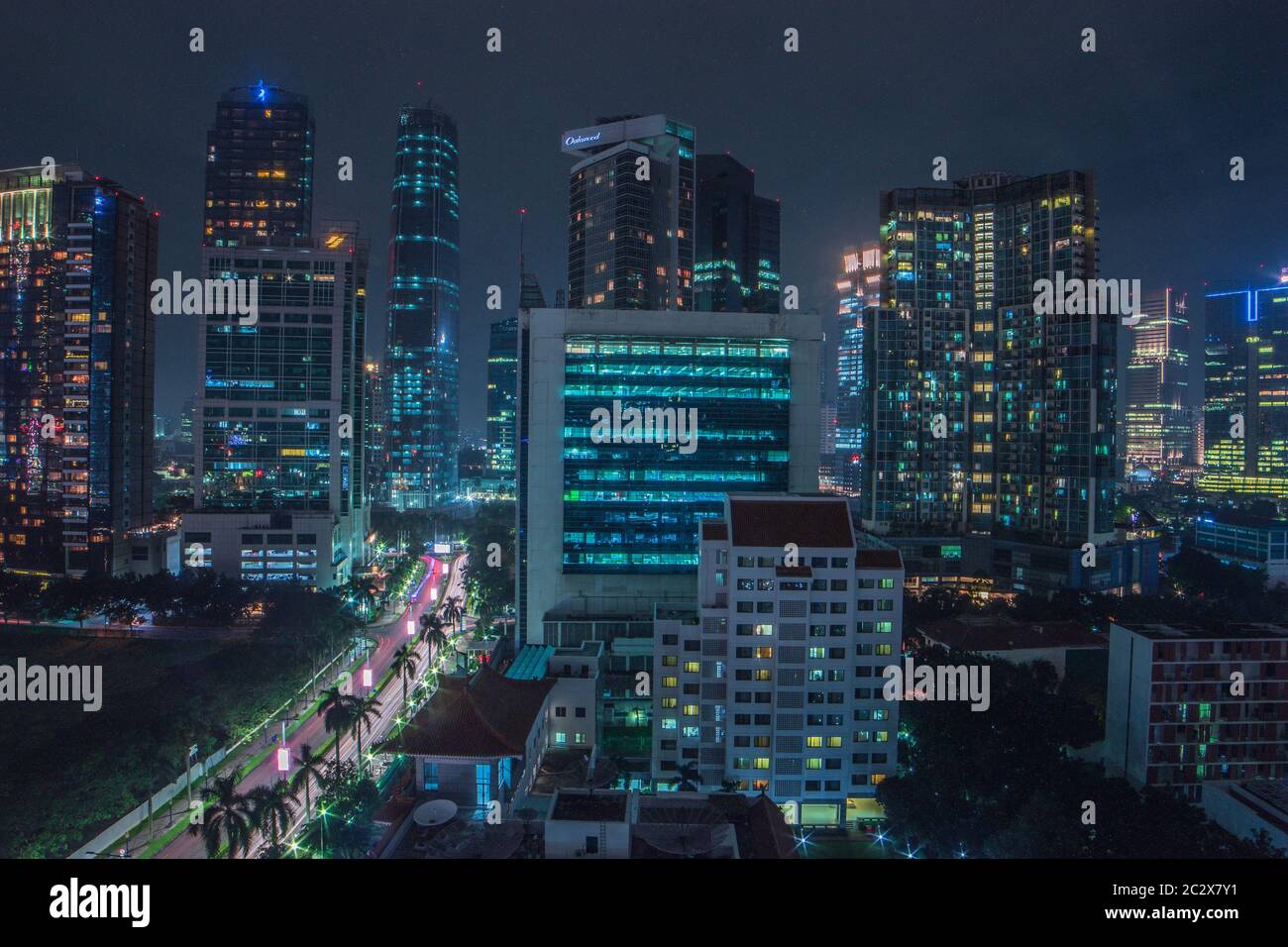 Besichtigung der Schönheit von Jakarta von oben im Mega Kuningan in der Nacht Stockfoto