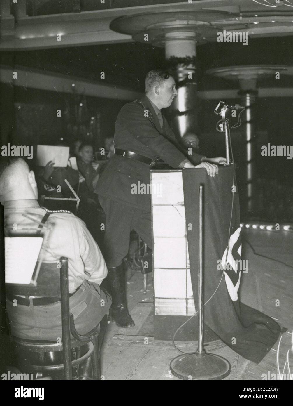 ? (Mann spricht auf dem Podium) Heinrich Hoffmann fotografiert 1933