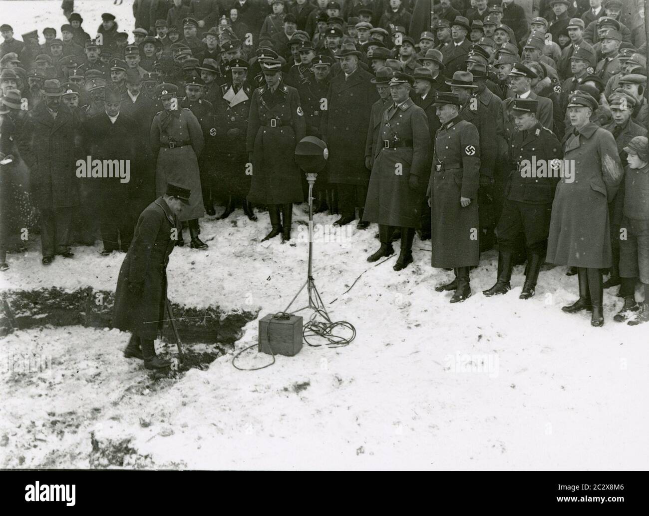 Spatenstich und Eröffnung einer Baustelle der Reichsautobahn in Ostpreußen von Gauleiter Koch Heinrich Hoffmann fotografiert 1933 Adolf Hitlers offizieller Fotograf und ein Nazi-Politiker und Verleger, der Mitglied des innigen Hitlerkreises war. Stockfoto