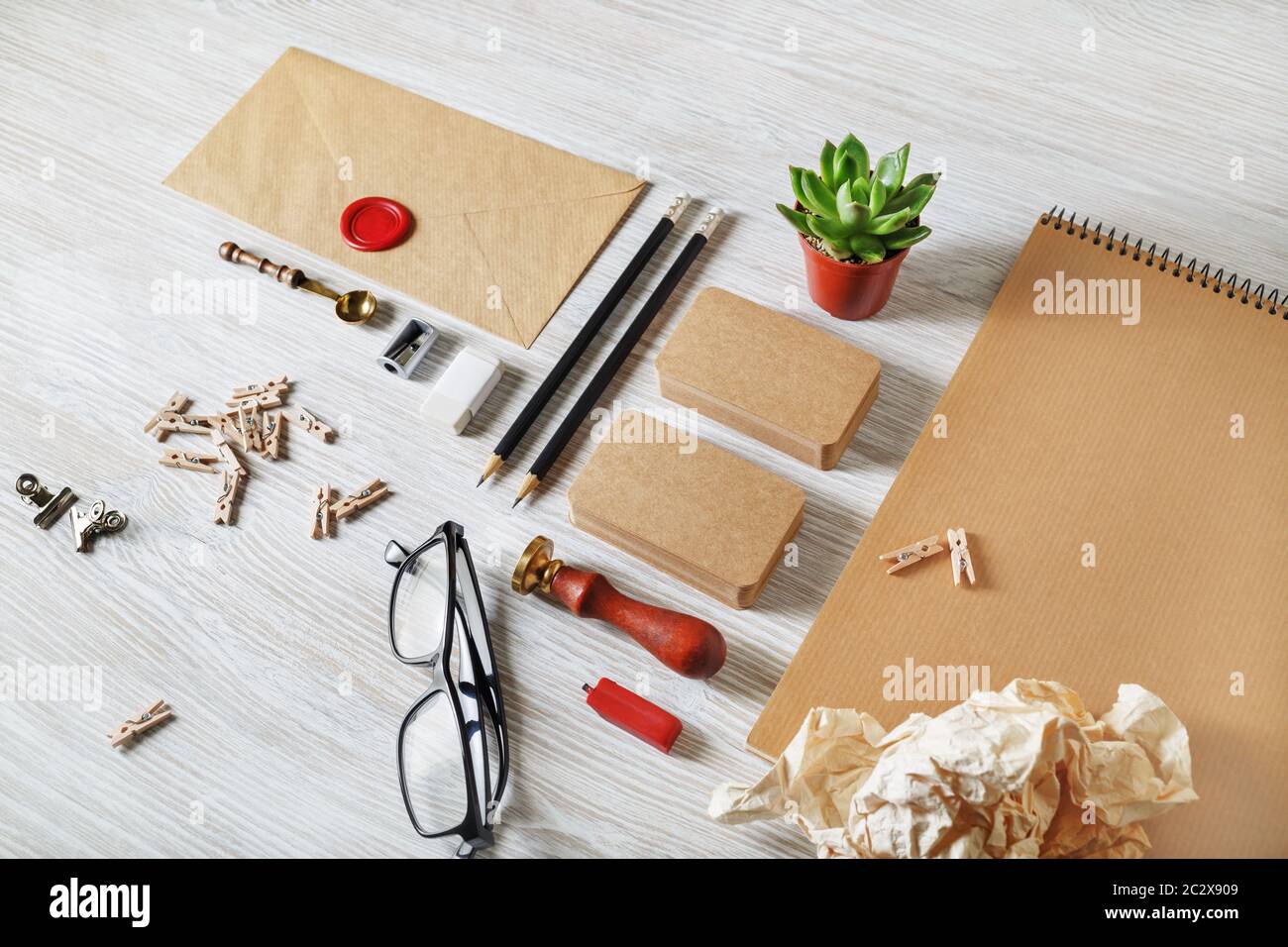 Leeres Vintage-Briefpapier und Corporate Identity Template auf hellem Holzhintergrund. Für Designpräsentationen und Portfolios. Stockfoto