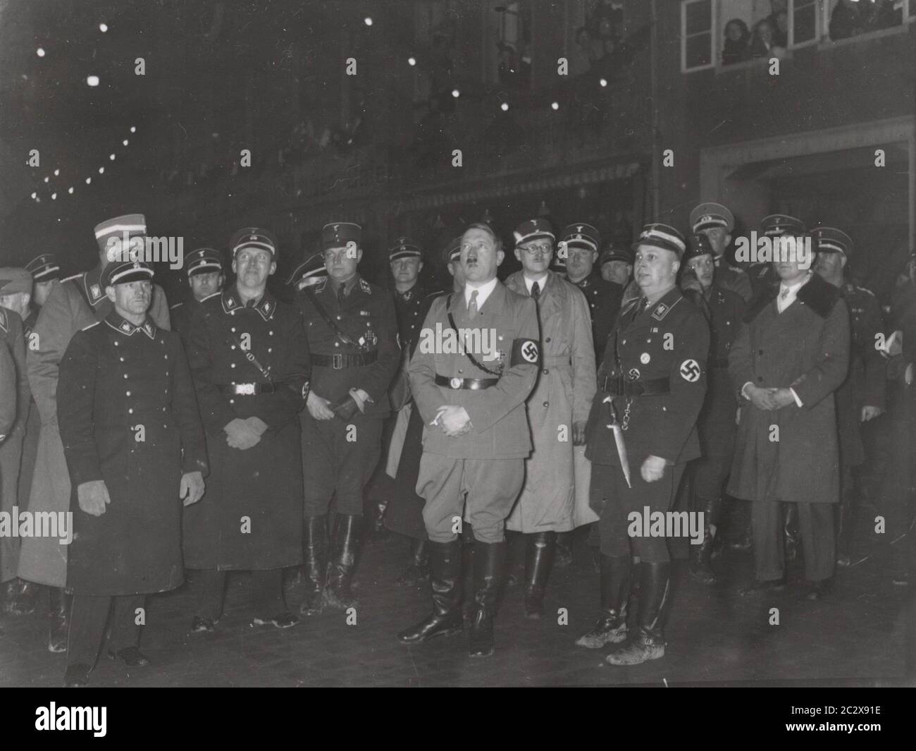 ? Dietrich, Sepp und Hitler Heinrich Hoffmann fotografiert 1933 Adolf Hitlers offizieller Fotograf und ein Nazi-Politiker und Verleger, der Mitglied des intimen Hitlerkreises war. Stockfoto
