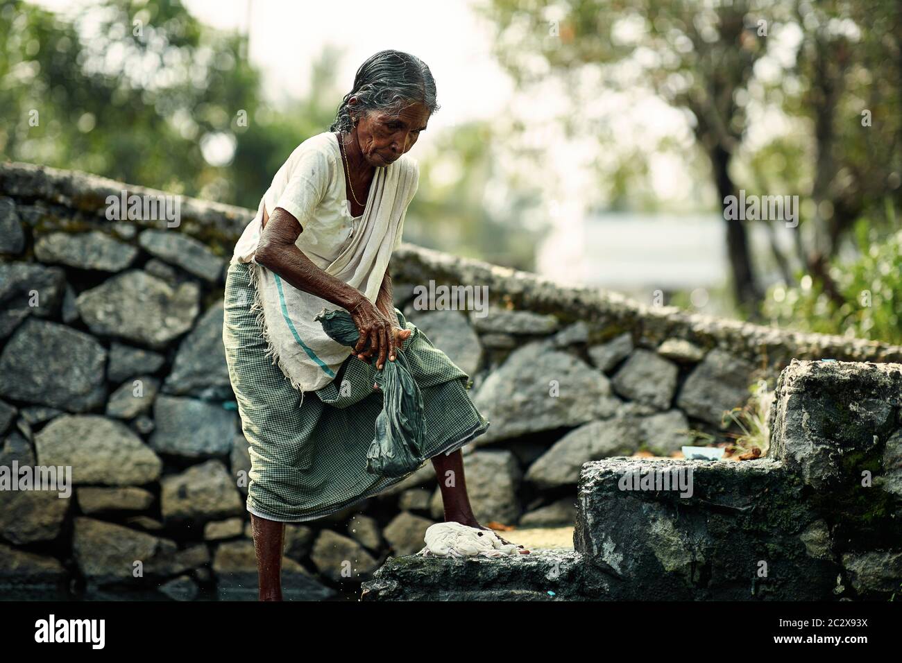 Portrait der indischen alten Frau bei der Arbeit Stockfoto