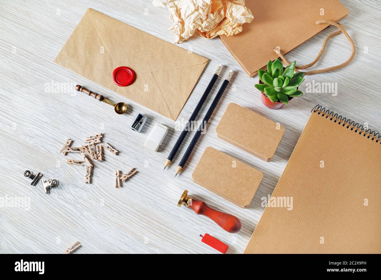 Foto von leerem Retro-Briefpapier auf hellem Holzhintergrund. Vorlage für Designpräsentationen und Portfolios. Stockfoto