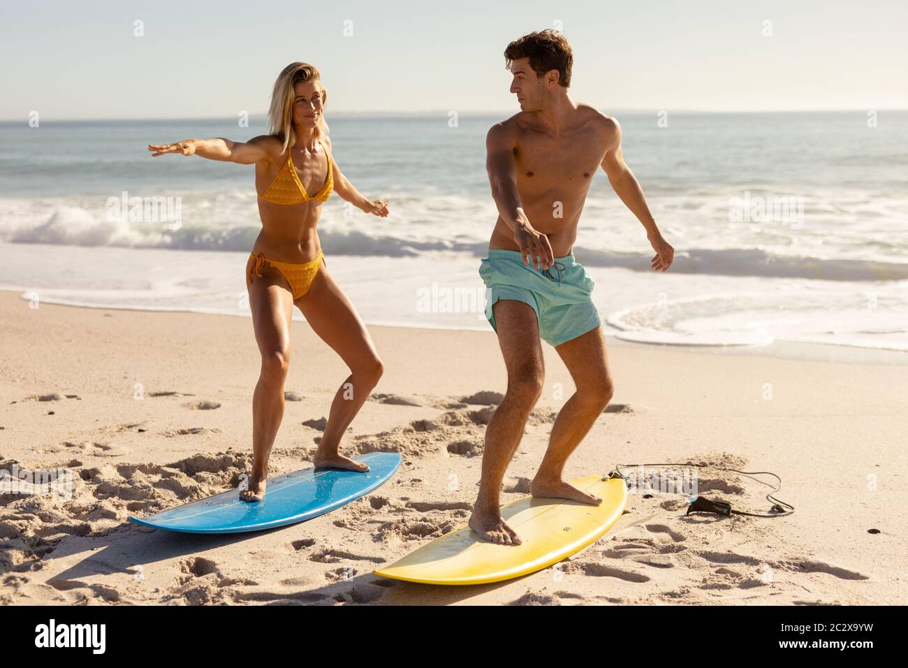 Junges Paar Surfen am Strand Stockfoto