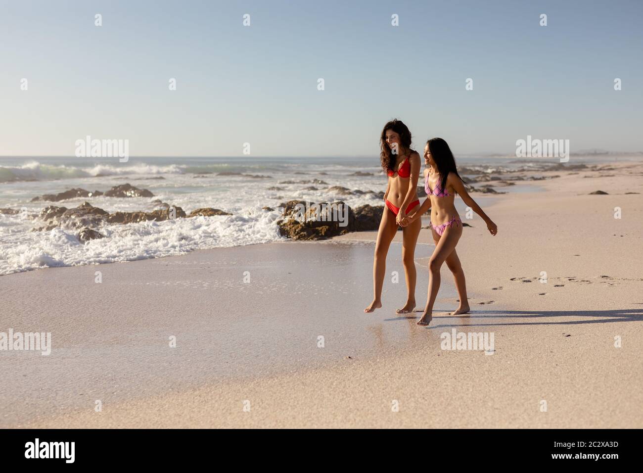 Kaukasische Frauen, die Spaß am Strand haben Stockfoto
