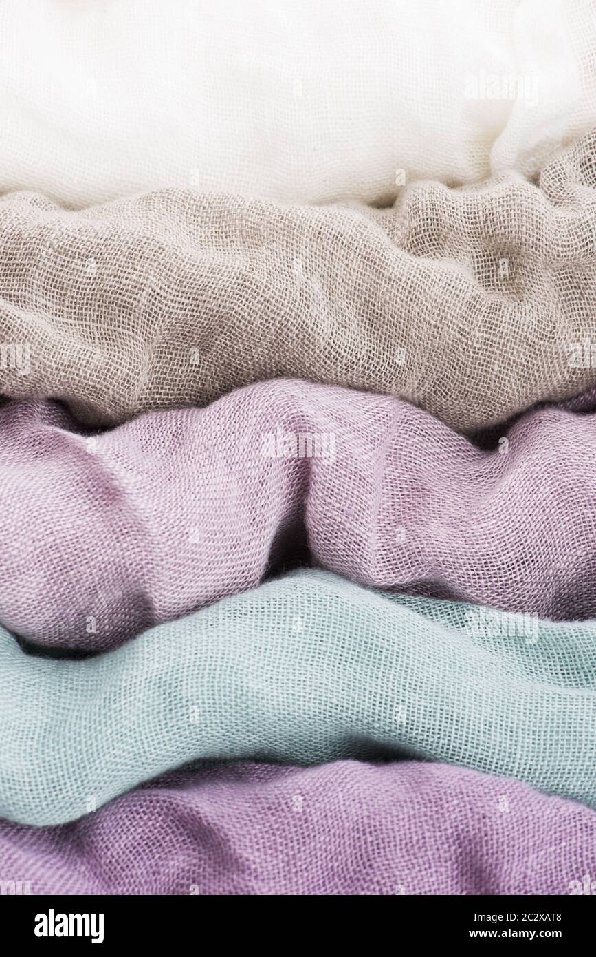 Mehrfarbiges Textil mit violetten Farbtönen und bunten Akzenten und satter, detailreicher Textur, Flachs Stockfoto