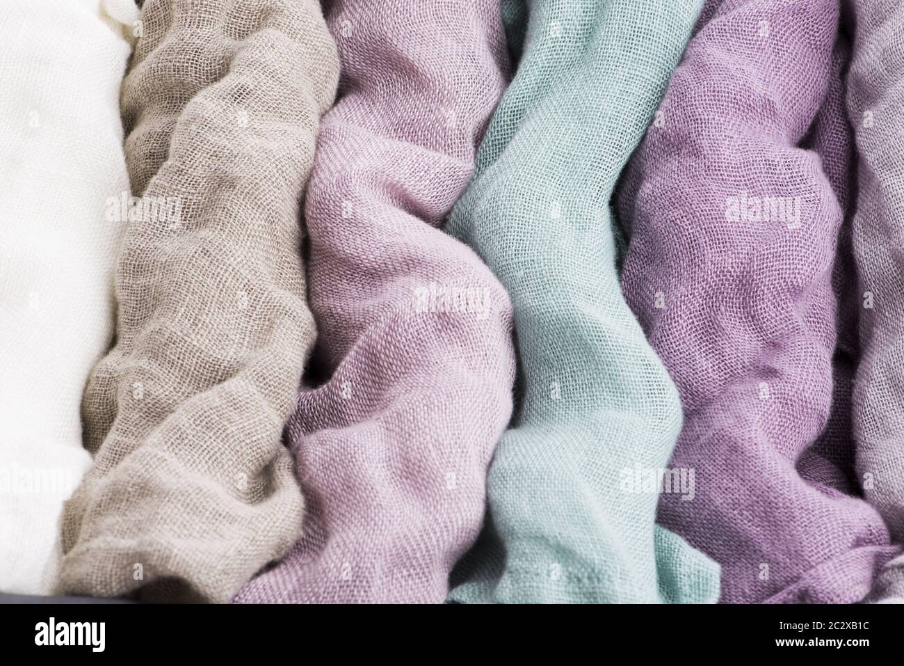 Mehrfarbiges Textil mit violetten Farbtönen und bunten Akzenten und satter, detailreicher Textur, Flachs Stockfoto