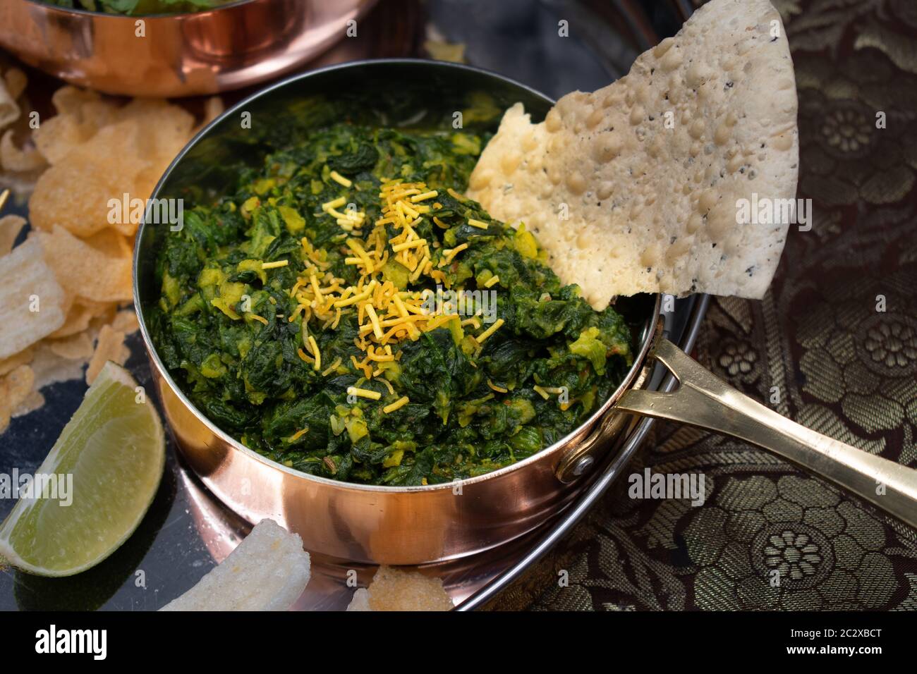 Nordindischer veganer Spinat und Linsencurry in traditioneller Servierschüssel Stockfoto