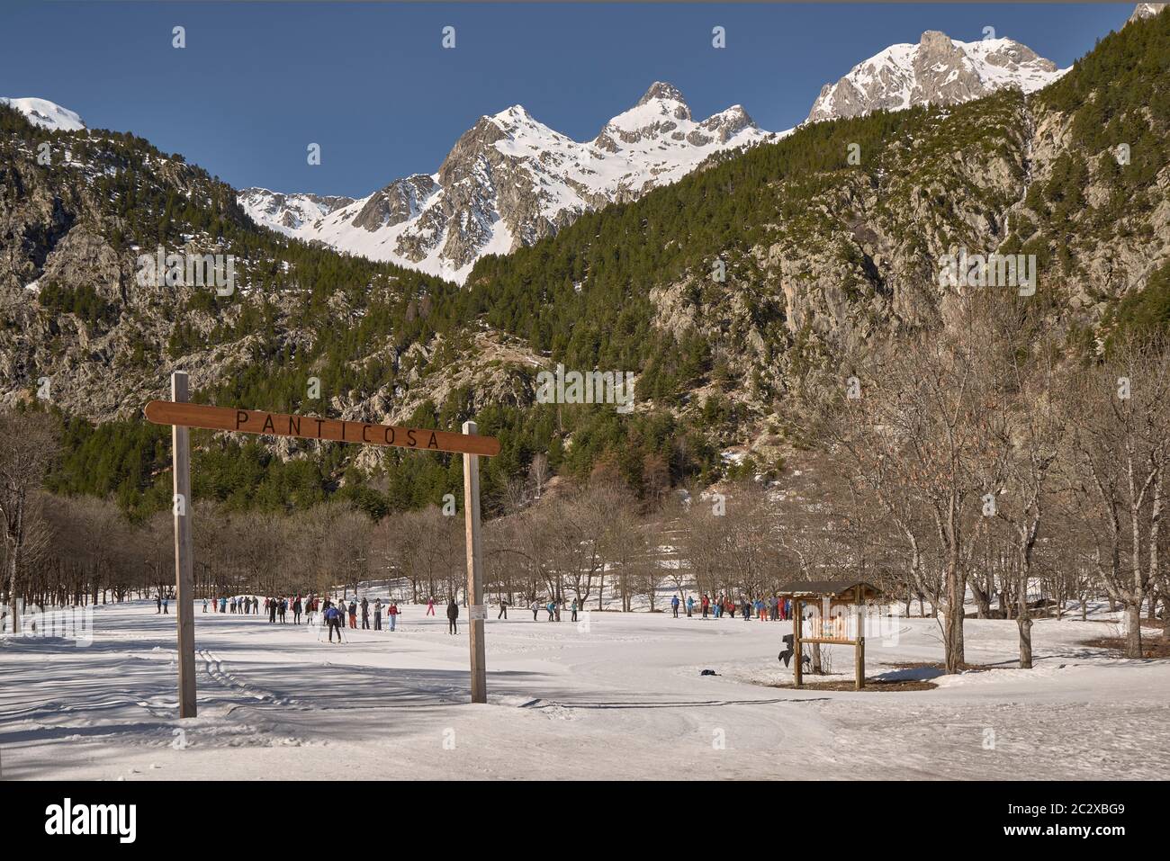 Panorama-Übersicht über die Skipiste an der Schule des Hotels Spa Panticosa, Provinz Huesca, Aragon, Spanien, Europa Stockfoto