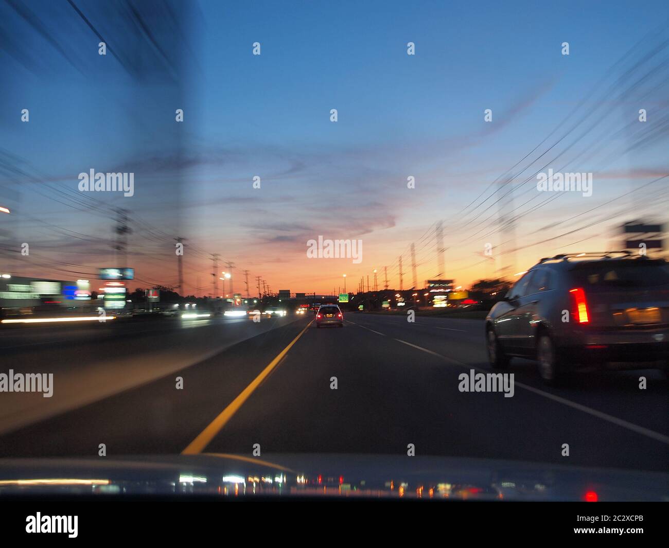 Nacht entlang der RT 46 in New Jersey mit einem bunten frühen Abendhimmel Stockfoto