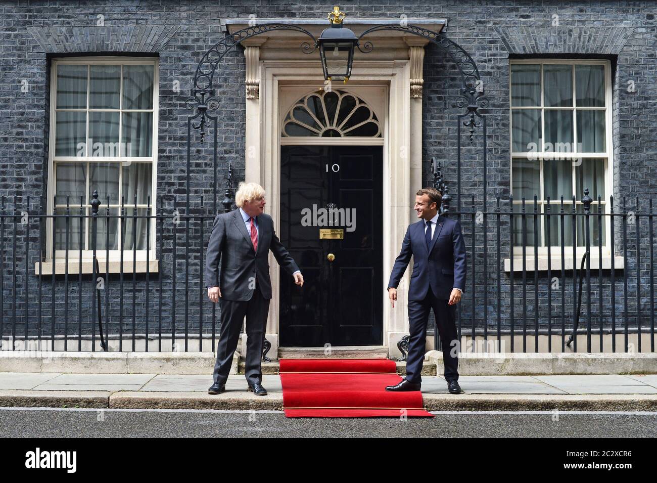 Premierminister Boris Johnson begrüßt den französischen Präsidenten Emmanuel Macron in London während seines Besuchs in Großbritannien in der Downing Street. Stockfoto