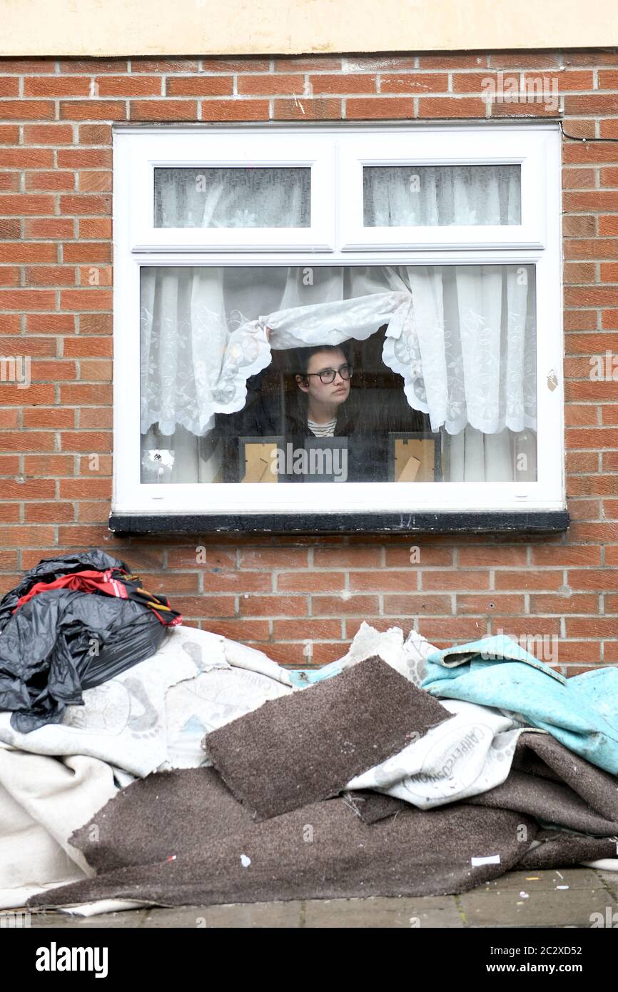 Rhondda, Wales 18. Juni 2020. Wetter in Großbritannien : Shauna Jones, die Mutter von zwei kleinen Kindern ist, schaut aus einem Fenster ihres Hauses in Pentre, Rhondda Valley in Südwales, die von Blitzfluten nach heftigen Regenfällen in der Gegend getroffen wurde. Es ist das zweite Mal in diesem Jahr, dass die Bewohner von Hochwasser getroffen wurden, Häuser zerstört und viele dazu gebracht haben, neue Unterkünfte zu finden. Kredit : Robert Melen/Alamy Live Nachrichten Stockfoto