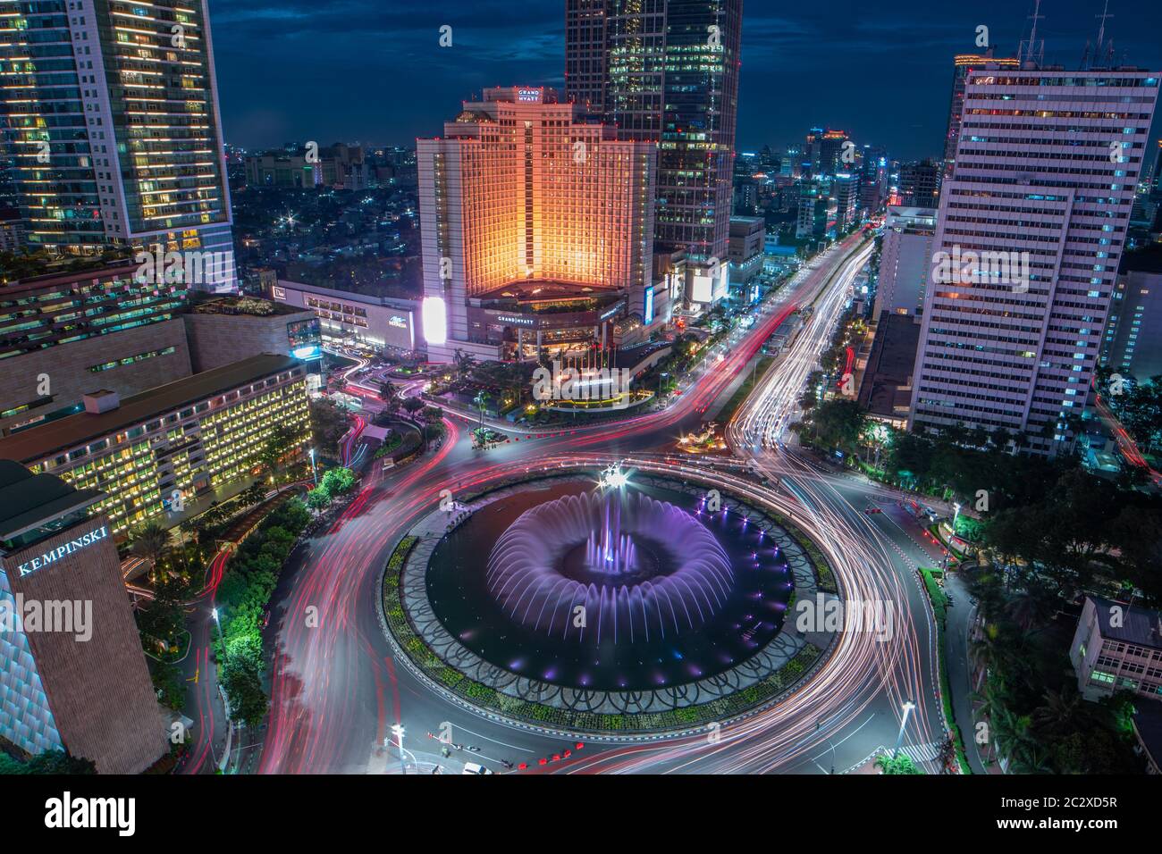 Das berühmte Wahrzeichen Jakartas, Bundaran HI, und Sie können die schöne Nachtansicht von Ihrem Apartment genießen Stockfoto