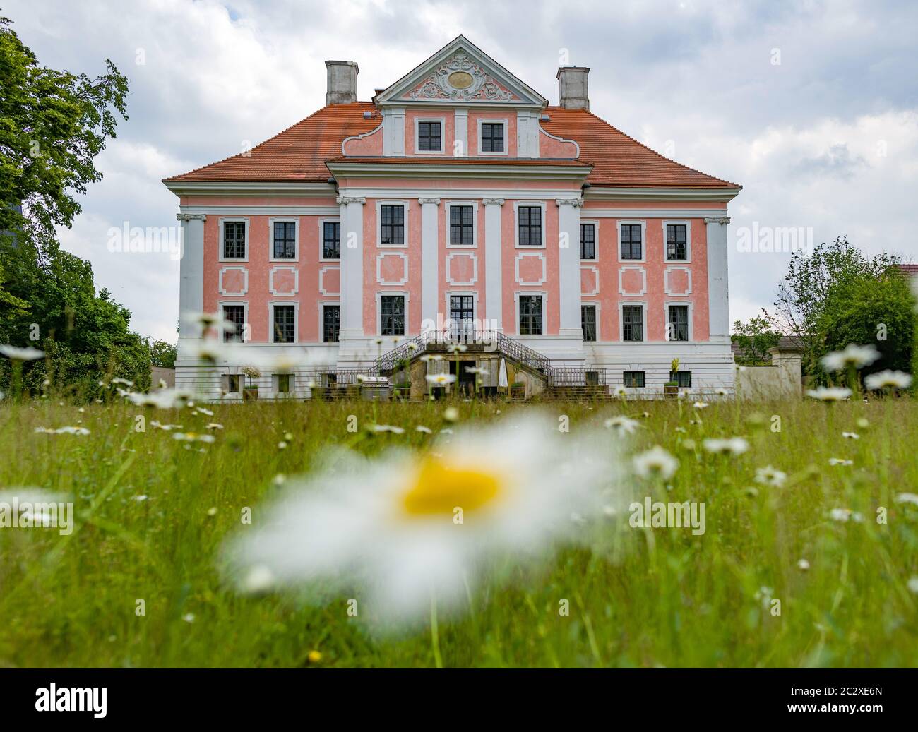 12. Juni 2020, Brandenburg, Groß Rietz: Das Schloss Groß Rietz. "Ich bin nicht der herr des Schlosses, sondern die Kunst", sagt Percy Bongers. Seine Liebe zum Barockschloss Groß Rietz (oder-Spree) begann vor zehn Jahren, als das um 1700 erbaute denkmalgeschützte Herrenhaus noch eine große Baustelle war. Mitte der 1990er Jahre hatte die Brandenburgische Schlösser GmbH das Grundstück mit seiner rosa-weißen façade von der Gemeinde übernommen, um es vor dem weiteren Verfall zu bewahren. Mehr als fünf Millionen Euro flossen in die Restaurierung entsprechend der Erhaltungsordnung. Gleichzeitig wurde ein neuer Benutzer für den gesucht Stockfoto