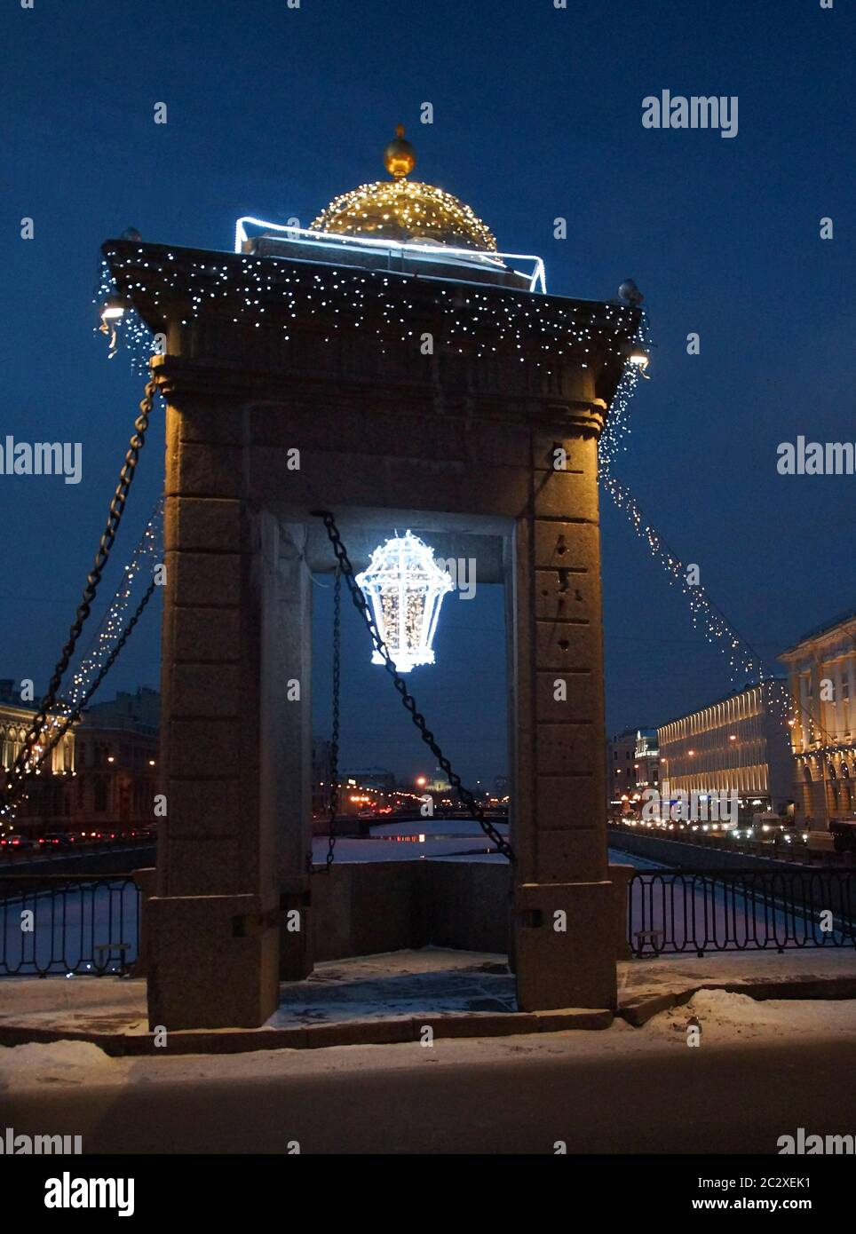 Spazieren Sie entlang der Nacht, die für das Neujahrsfest Petersburg, Lomonosov-Brücke, dekoriert ist Stockfoto