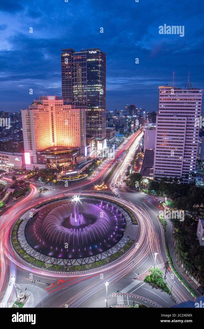 Bundaran HI ist eine der geschäftigen Gegend in Jakarta, aber man kann es sehr schön in der Nacht sehen Stockfoto