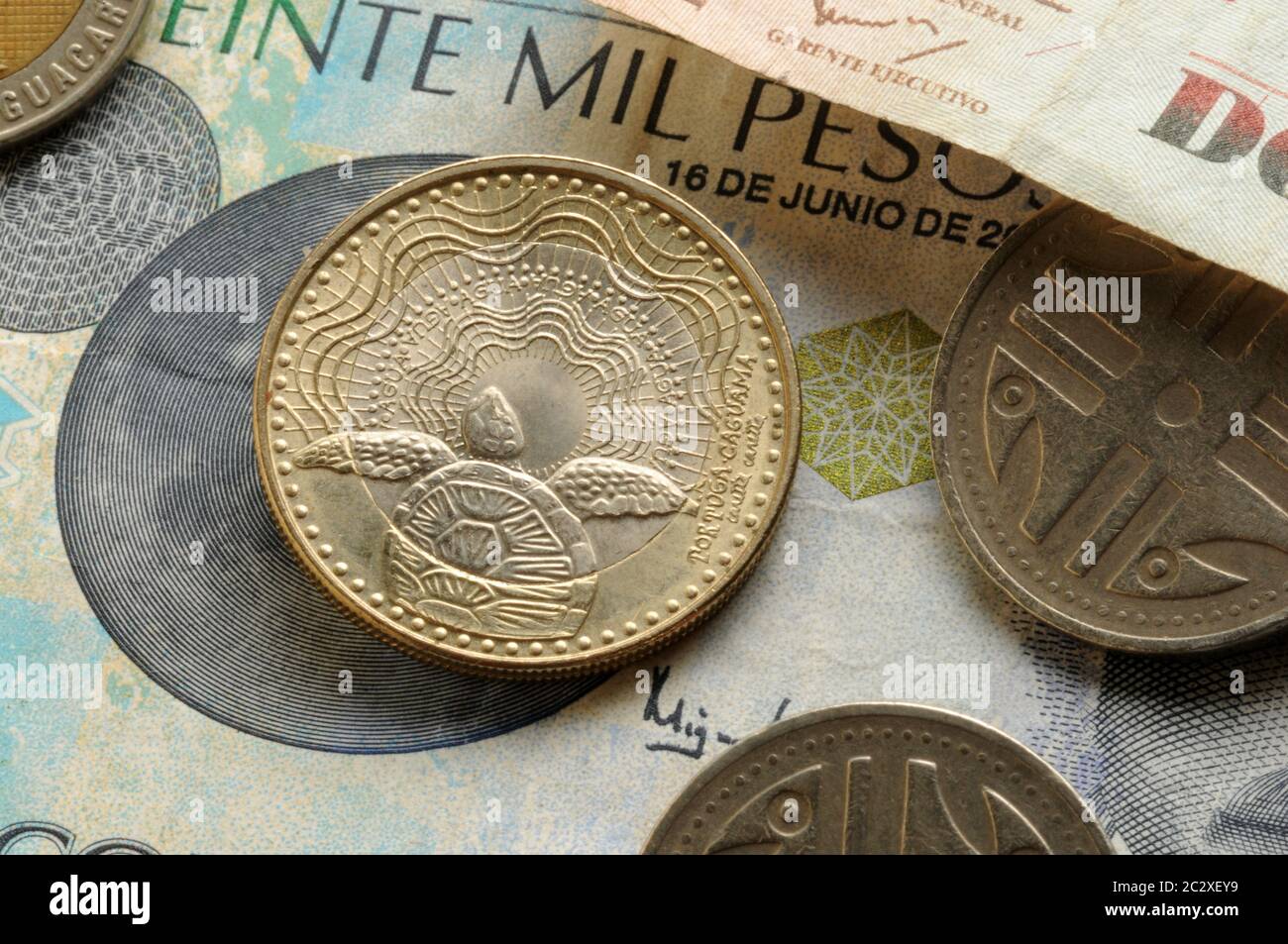 Nahaufnahme kolumbianischer Münzen auf der Banknote Stockfoto