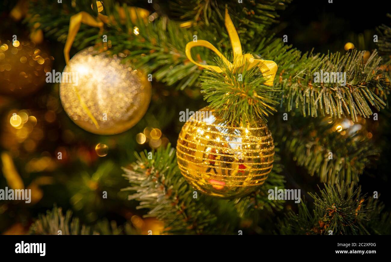 Weihnachtsbaum mit silbernen Kugeln Ornamenten. Geschmückter Weihnachtsbaum aus der Nähe. Bälle und beleuchtete Girlande mit Taschenlampen. N Stockfoto