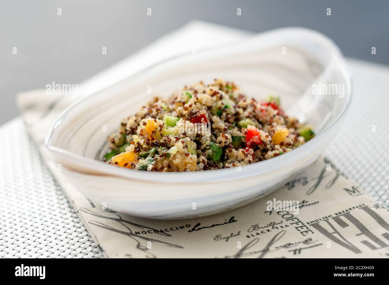 Quinoa Salatschüssel auf weißer Matte. Quinoa Salate sind sehr gesund und einfach zu tun! Quinoa ist ein Getreide, das aus Südamerika stammt. Stockfoto
