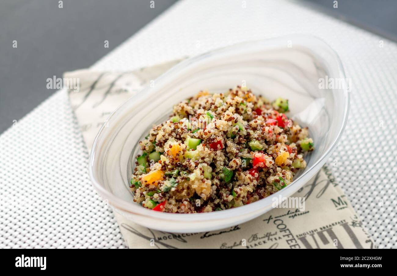 Quinoa Salate sind sehr gesund und einfach zu tun! Quinoa ist ein Getreide, das aus Südamerika stammt, oft als Supernahrungsmittel aufgrund seiner Nährstoffe. Stockfoto