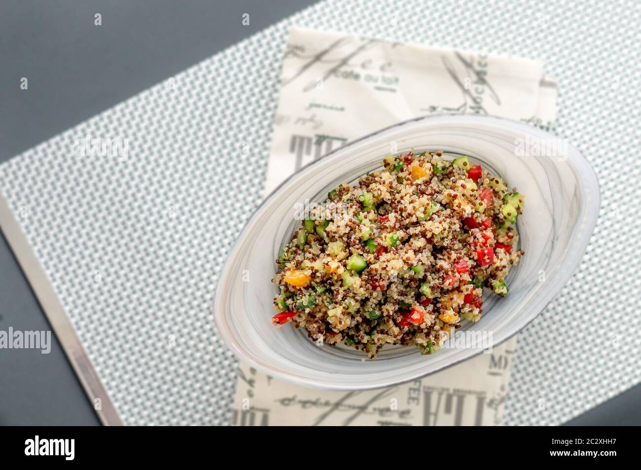 Quinoa-Salat von oben betrachtet. Quinoa Salate sind sehr gesund und einfach zu tun! Quinoa ist ein Getreide, das aus Südamerika stammt, wird es oft genannt Stockfoto