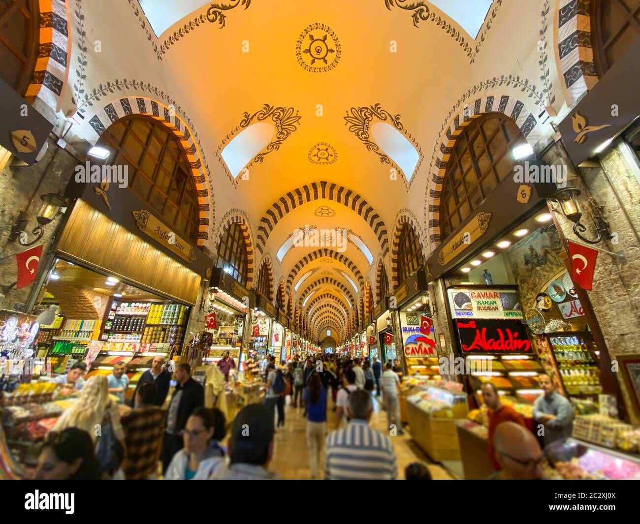 Ägyptischer Basar, Istanbul, Türkei, 28. Oktober 2019. Die Menschen sind auf dem ägyptischen Basar. Gewürzbasar. Großer Basar in Istanbul. Stockfoto