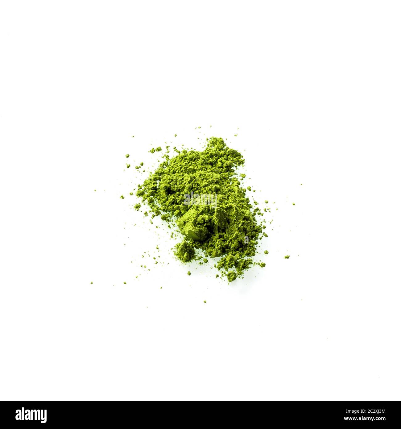 Matcha Pulver auf weißem Hintergrund. Matcha wird aus fein gemahlenem grünem Teepulver hergestellt. Es ist sehr häufig in der japanischen Kultur. Matcha ist gesund, weil es Stockfoto