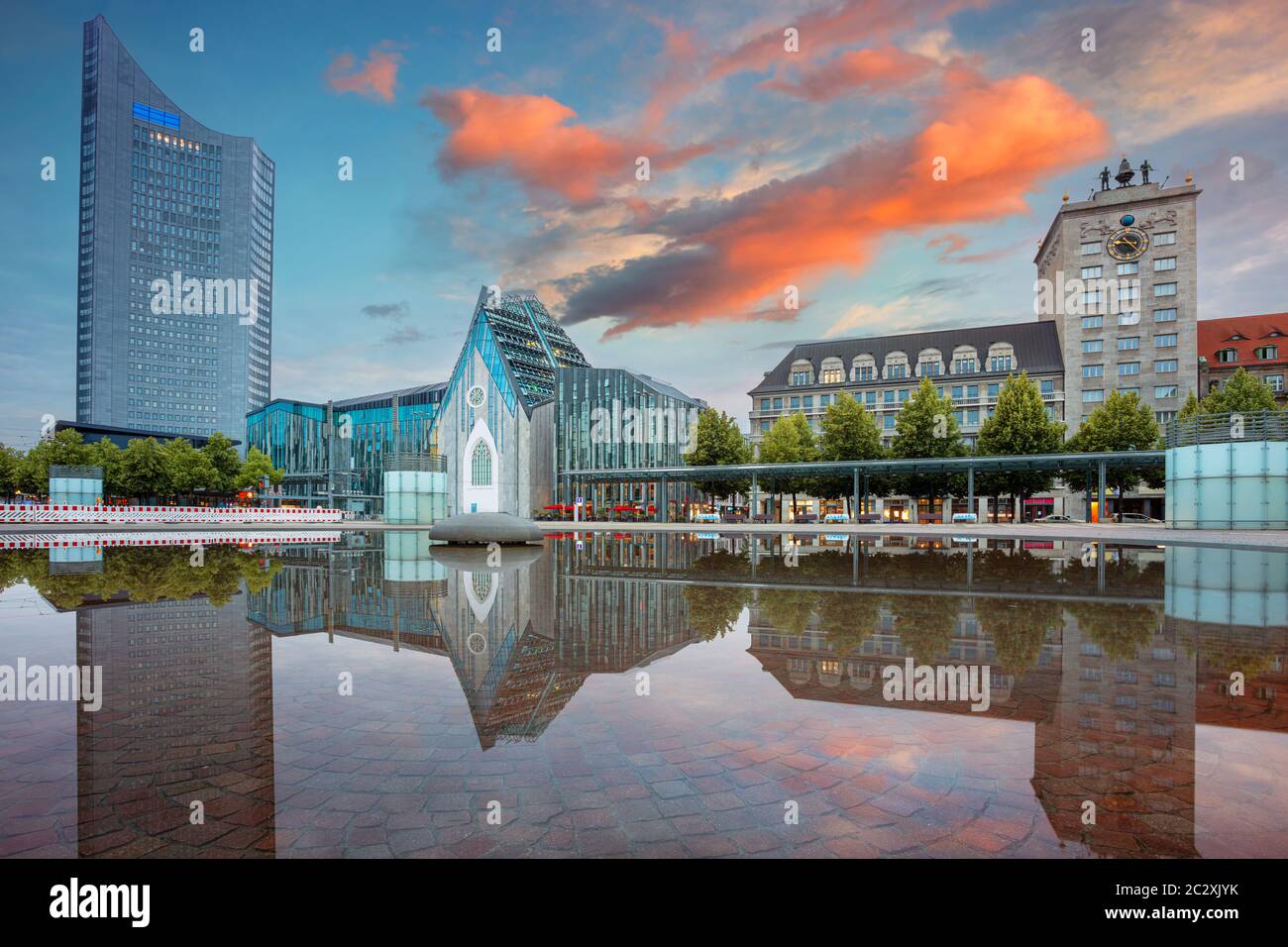 Leipzig, Deutschland. Stadtbild von der Leipziger Innenstadt bei schönem Sonnenuntergang. Stockfoto