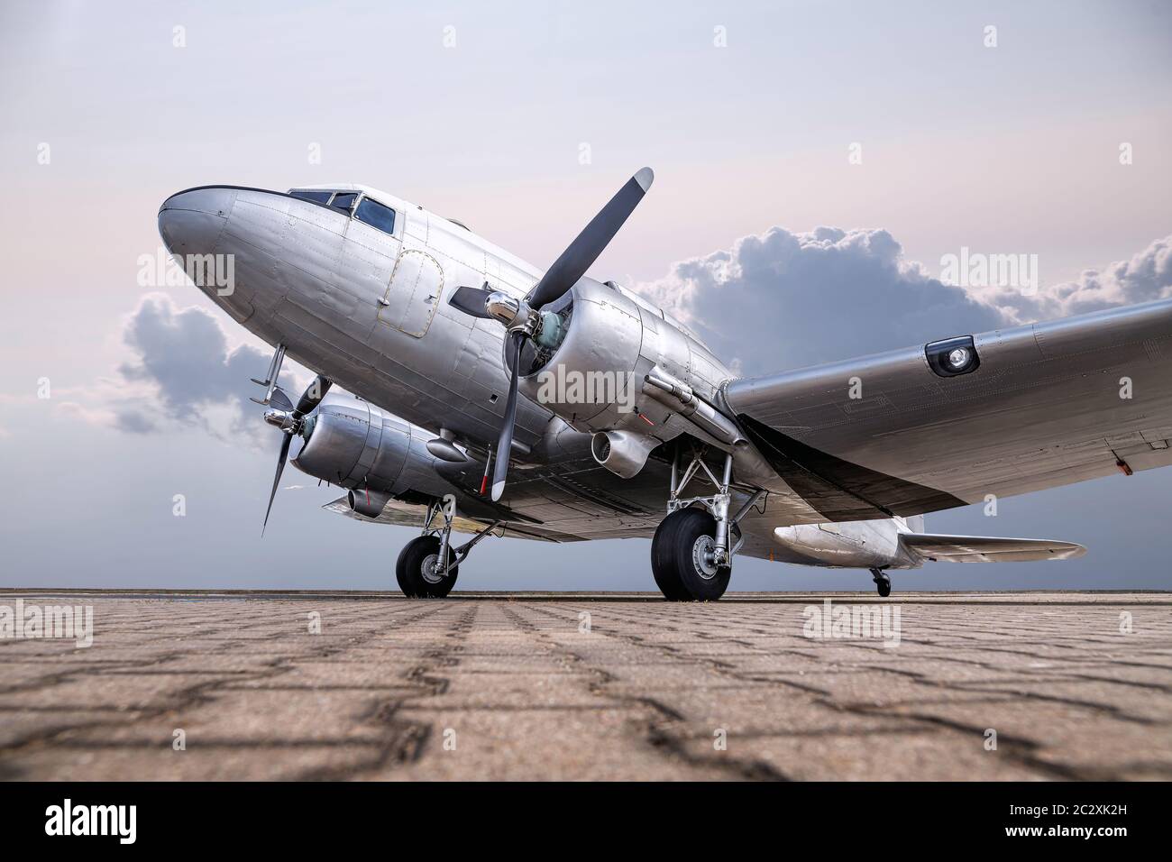 Aufnahme eines historischen Flugzeuges aus dem niedrigen Winkel Stockfoto